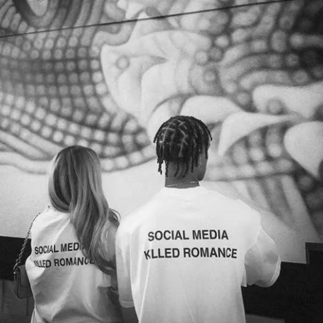 Camiseta Unisex ¨Social Media Killed Romance¨